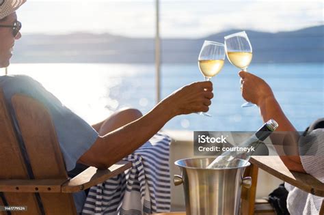Coppia che si rilassa nella terrazza di un bungalow con vista mare