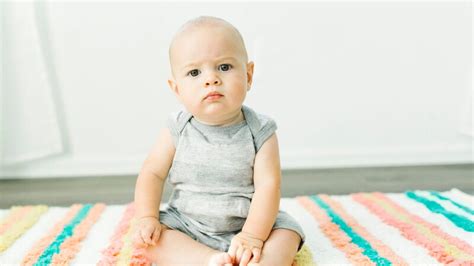 Bambino di 7 mesi che gioca con oggetti naturali