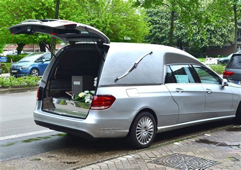 Funerale con carro funebre