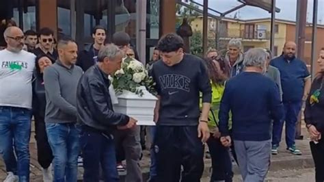 Comunità che si stringe attorno a una famiglia in lutto