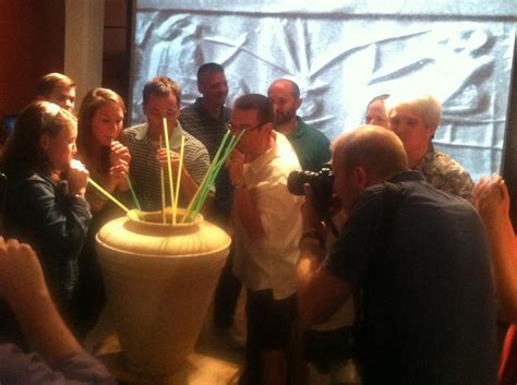 Antica raffigurazione di persone che bevono birra con cannucce da un recipiente comune