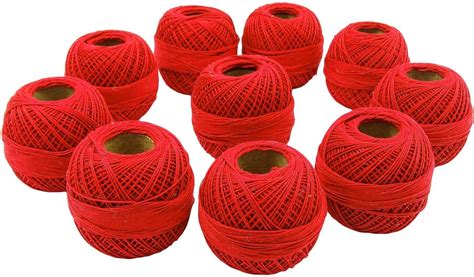 set di uncinetti di diverse dimensioni con gomitoli di cotone color pastello