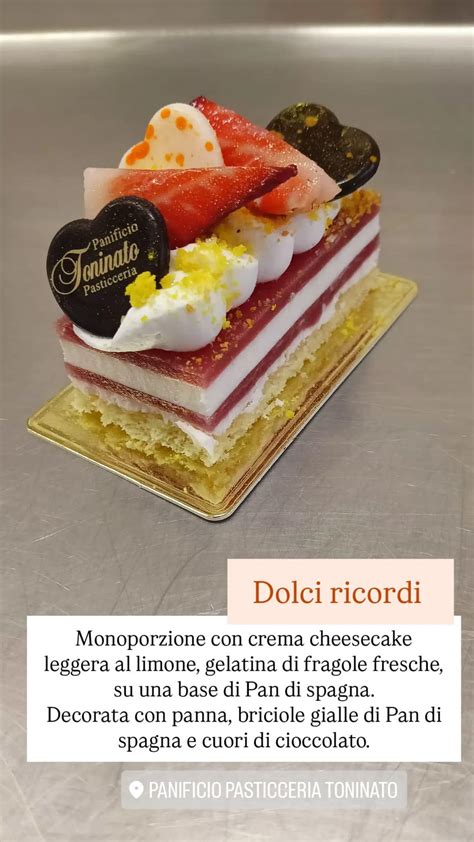 Dettaglio di cialda edibile posizionata su una base di crema di pasticceria