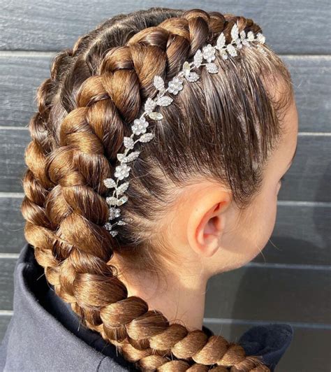 bambina con trecce eleganti