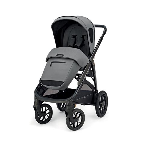 Bambino in un passeggino Inglesina