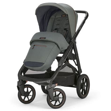 Famiglia con passeggino Inglesina Aptica