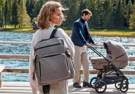 Bambino che esplora la natura con un passeggino Inglesina Aptica XT