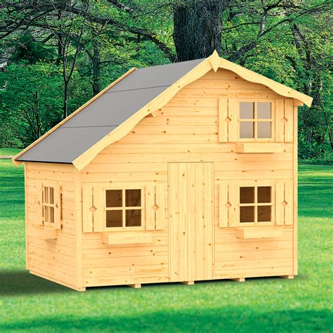 Bambini che giocano felici in una casetta di legno in giardino