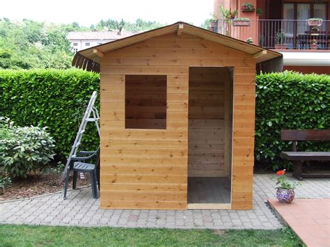 Attrezzi da lavoro per l'assemblaggio di una casetta in legno