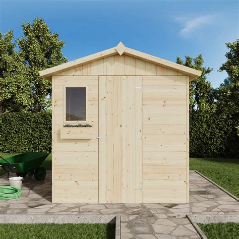 Bambino che decora l'interno della sua casetta di legno