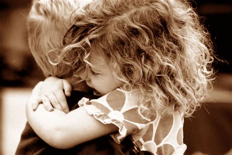 bambino che abbraccia un adulto in un contesto scolastico