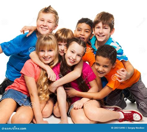 Catechisti sorridenti con un gruppo di bambini