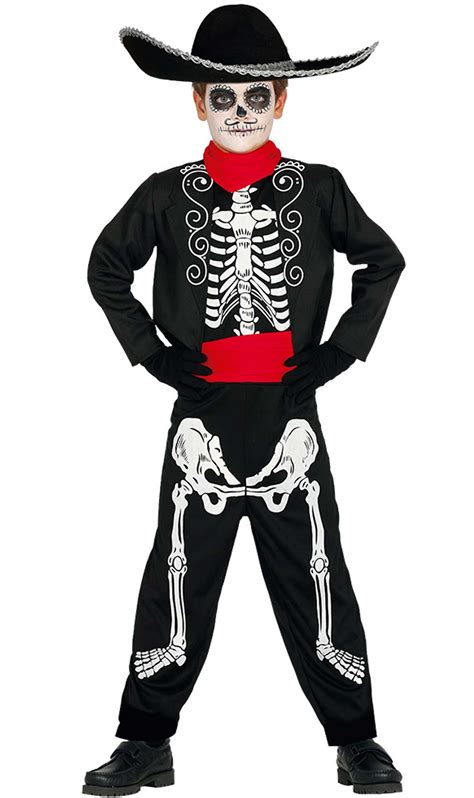 bambino con costume da scheletro fatto in casa