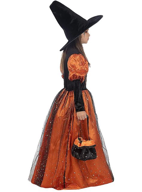 dettaglio di un costume da strega con accessori fatti a mano