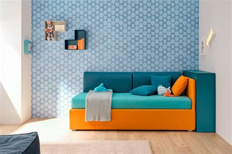 Diagramma che illustra la trasformazione di un divanetto da seduta a letto per bambini
