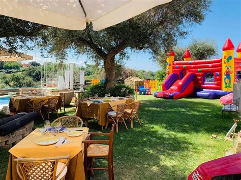 Famiglia che cena in una pizzeria con area giochi visibile