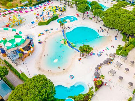 Villaggio turistico sul mare con aree gioco per bambini