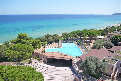 Famiglia che si rilassa in un villaggio all-inclusive in Sardegna
