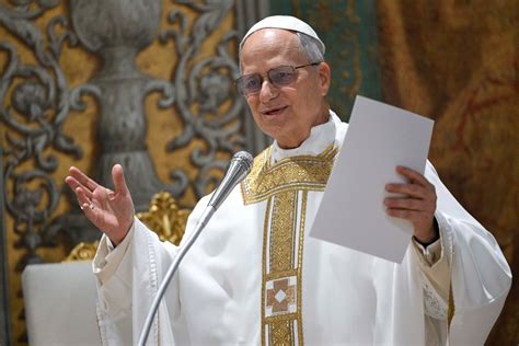 Un bambino che parla con il Papa durante un incontro in Vaticano