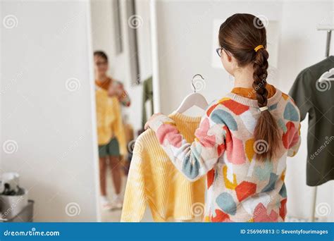 bambino che sceglie i propri vestiti