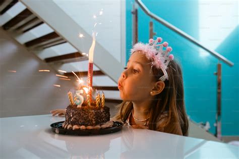 Bambina che spegne la prima candelina