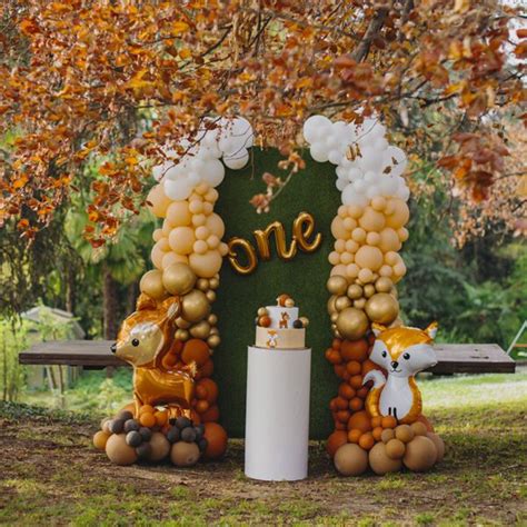 Tavolo allestito con coordinati per il primo compleanno a tema animaletti