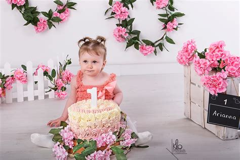 Bambina che gioca con una torta smash cake