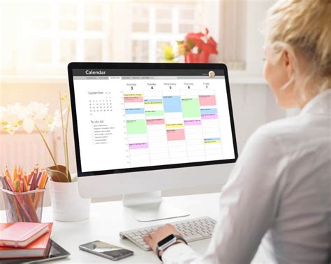 Famiglia che consulta la mappa del parco per pianificare la giornata