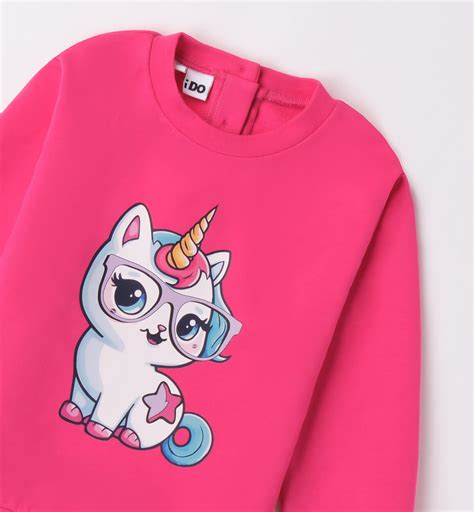 Bambina con felpa unicorno colorata che sorride