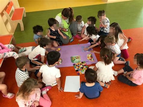 bambini che giocano in casa con attività motorie