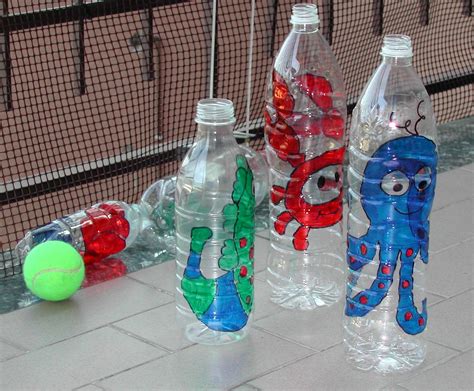 bambini che utilizzano bottiglie di plastica come birilli