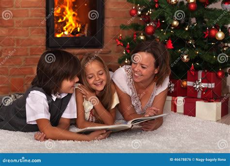 Famiglia che legge una storia di Natale insieme