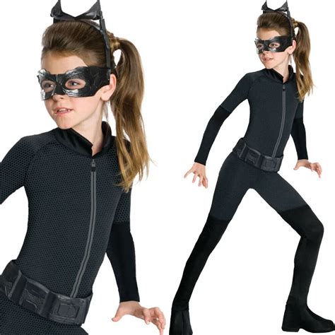 Bambina in posa con il costume deluxe di Catwoman da