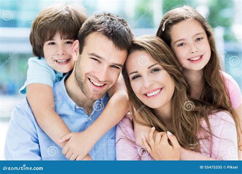 Illustrazione di una famiglia che si abbraccia