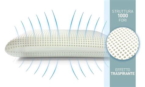 Primo piano di un cuscino in memory foam forato per la traspirazione