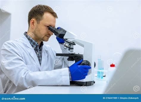 immagine di un microscopio che analizza colture batteriche