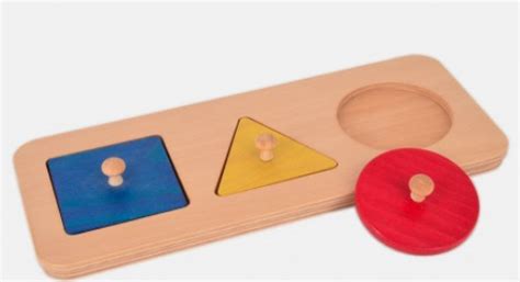bambino che interagisce con un gioco a incastro in legno