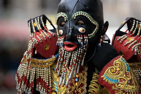 Maschera tradizionale in cartapesta colorata