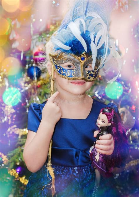 Bambina felice con maschera di Carnevale comoda