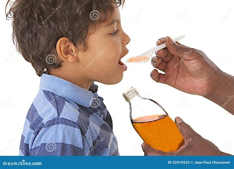 Bambino che prende lo sciroppo