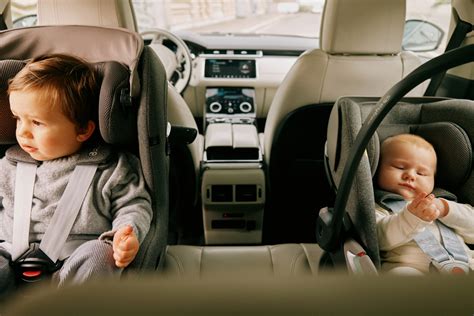 Bambino seduto in un seggiolino auto sicuro