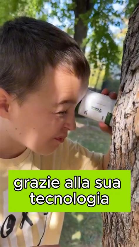 Bambina che osserva con un microscopio tascabile una foglia