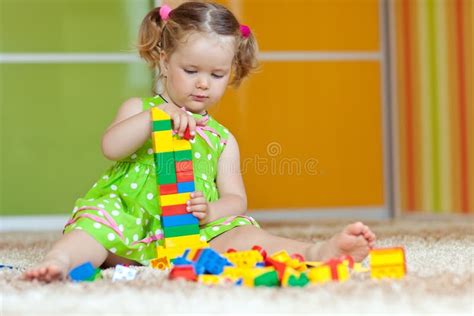 Bambina che gioca con il Tangram Magnéti'book