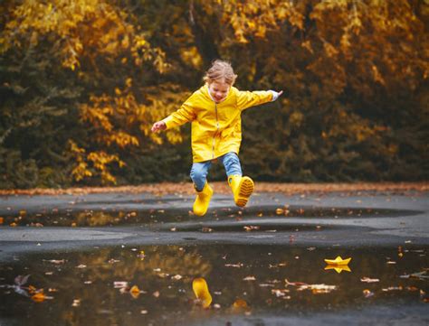 Bambina che corre felice con stivali robusti
