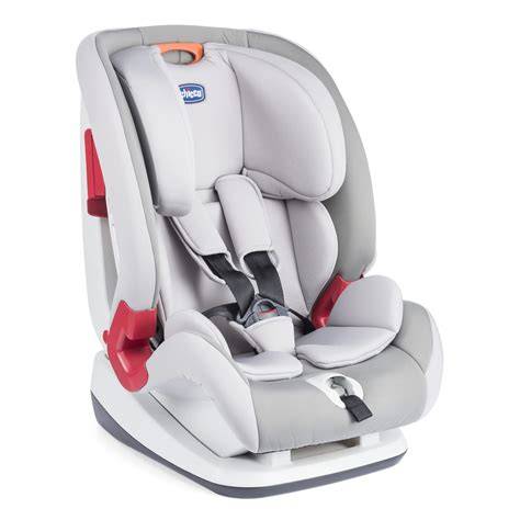 Bambino seduto su un seggiolino auto Chicco