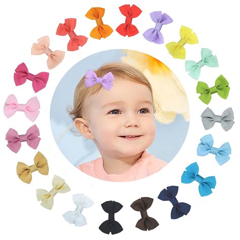 Bambina con fiocco nei capelli colorato