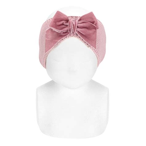 Bambina con fascia per capelli con fiocco