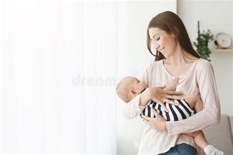 Bambino addormentato in braccio alla mamma