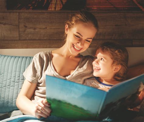 Genitori che leggono un libro di favole a un bambino