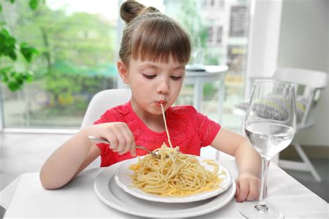 Bambino che si rifiuta di mangiare con espressione capricciosa